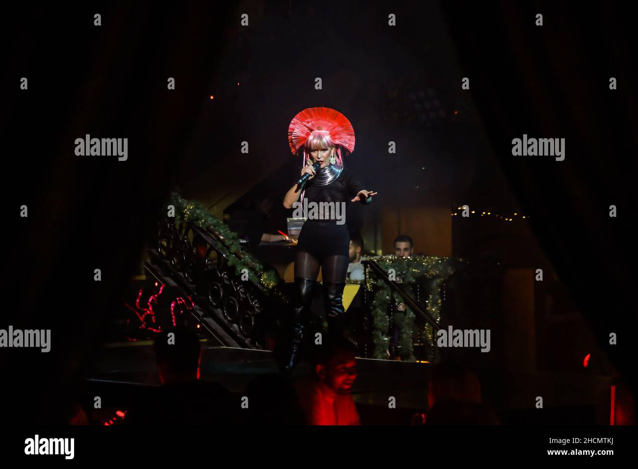 Londres, Royaume-Uni.22nd décembre 2021.Toyah est vu sur scène.80 Punk Icon Toyah Willcox met son Cabaret All Stars Residence à un point final avec un spectacle de vente à l'Embankment fier.Crédit : SOPA Images Limited/Alamy Live News Banque D'Images