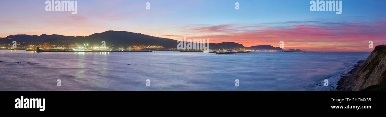 Vue sur le port de Bilbao depuis la Galea au coucher du soleil Banque D'Images