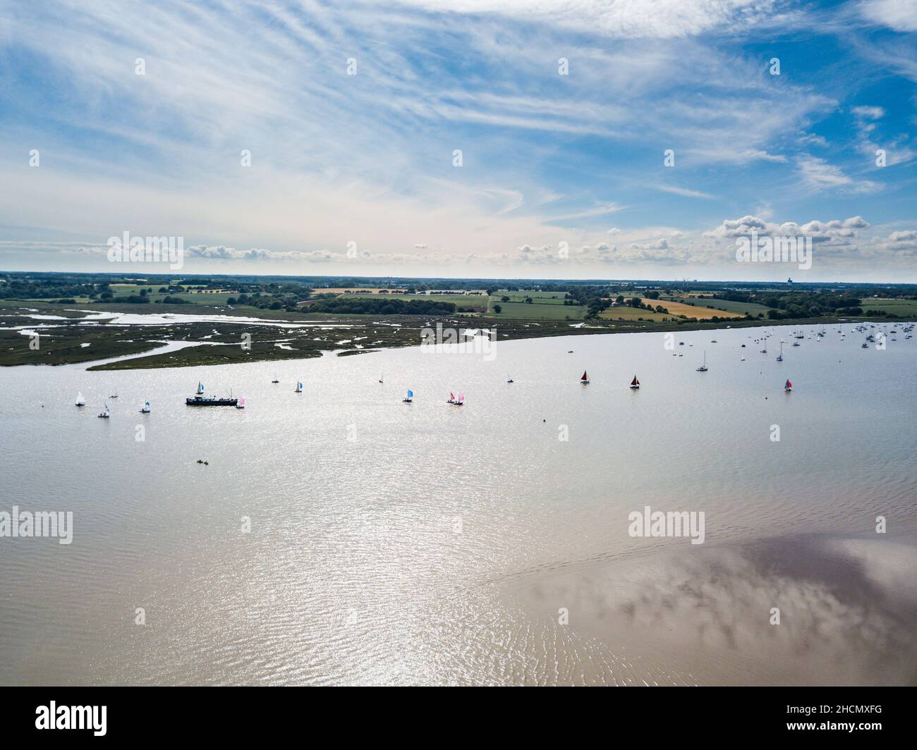 Sutton Suffolk UK 26 2021 juin : petits bateaux à voile sur la rivière Deben à Suffolk par une journée d'été claire et chaude Banque D'Images