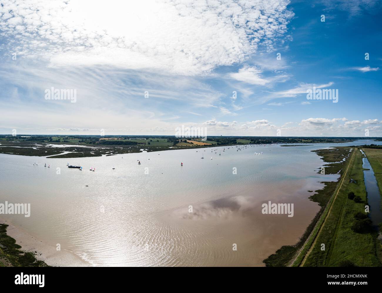 De petits bateaux à voile sur la rivière Deben dans le Suffolk lors d'une journée d'été claire et chaude Banque D'Images