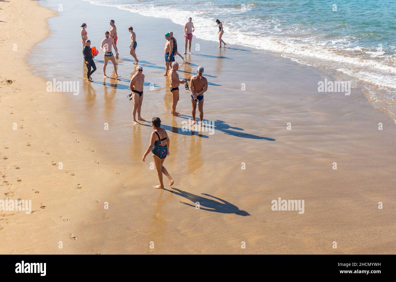 Gran Canaria, Îles Canaries, Espagne.30th décembre 2021.Les touristes, dont  beaucoup sont originaires du Royaume-Uni, se prélassent sous un soleil  magnifique sur une plage bourrée de Las Palmas sur la Gran Canaria, dans