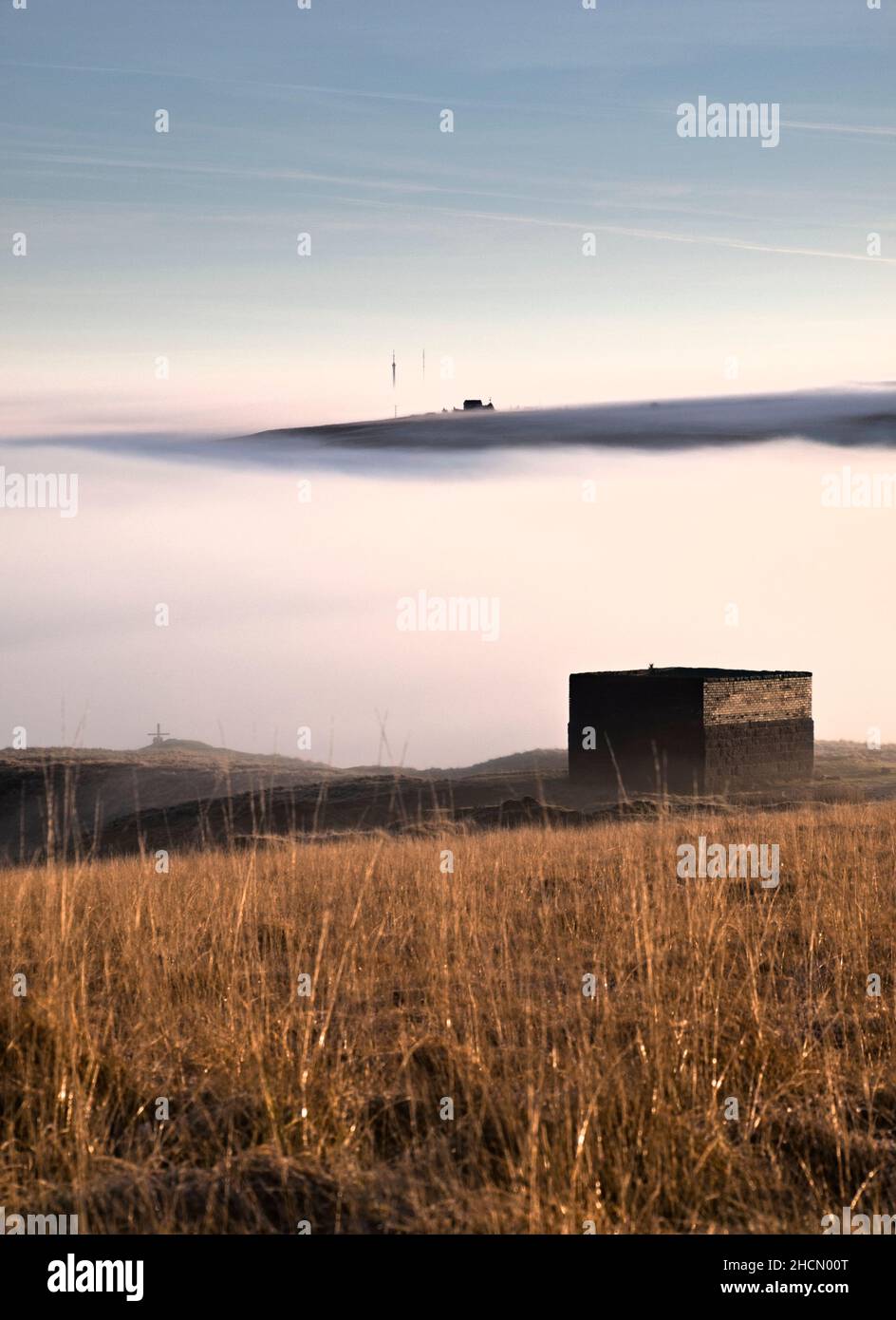 Brume dans la vallée de Colne avec le mât de télévision d'Emley à la distance du chemin de pied à l'aéroglisseur à Pule Bents, Marsden. Banque D'Images