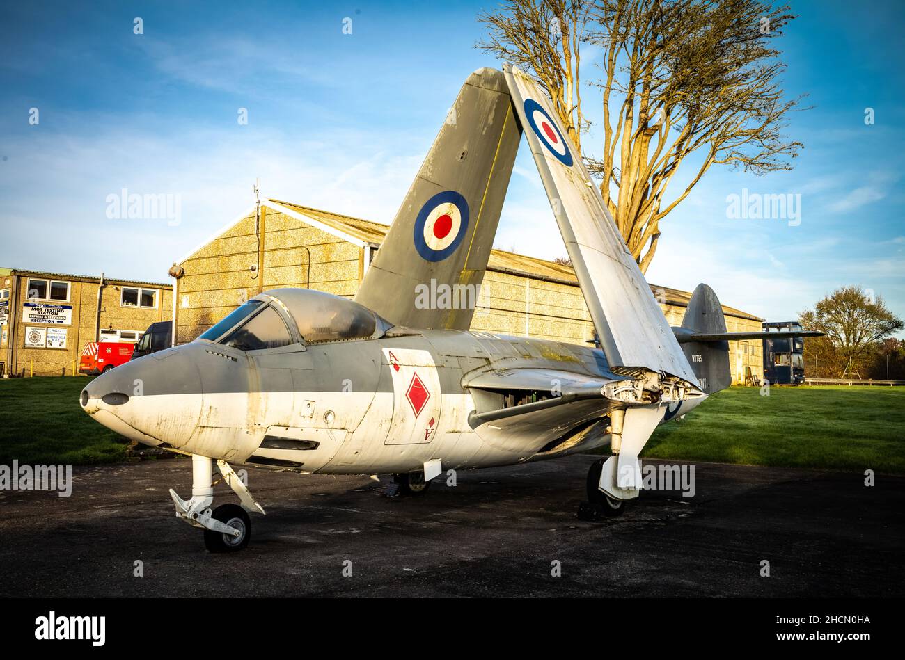 British Hawker Sea Hawk FGA6 avion de chasse à réaction à voilure pliée avec le numéro WV795 exposé à l'aérodrome de Dunsfold, Surrey, Royaume-Uni. Banque D'Images