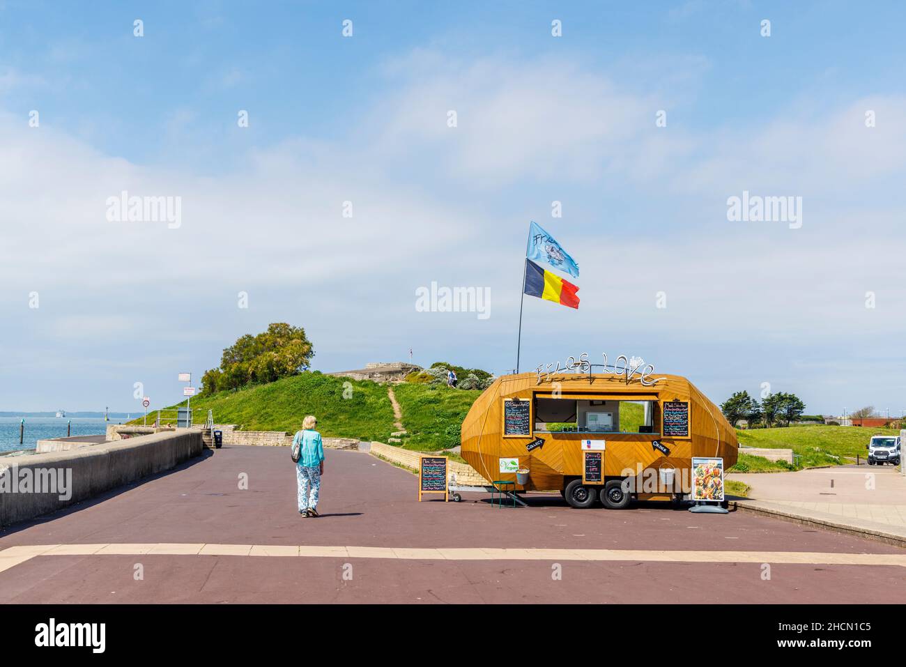 Snack van 'Fries Love' sur la promenade du front de mer qui mène de Southsea à Portsmouth, Hampshire, côte sud de l'Angleterre, par une journée ensoleillée Banque D'Images