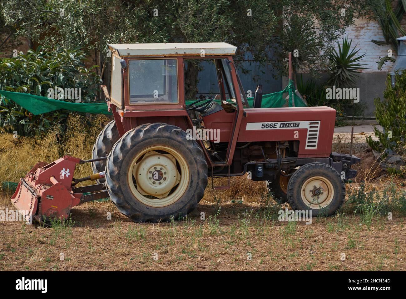 Un tracteur Fiat Red avec pendant la semence Banque D'Images