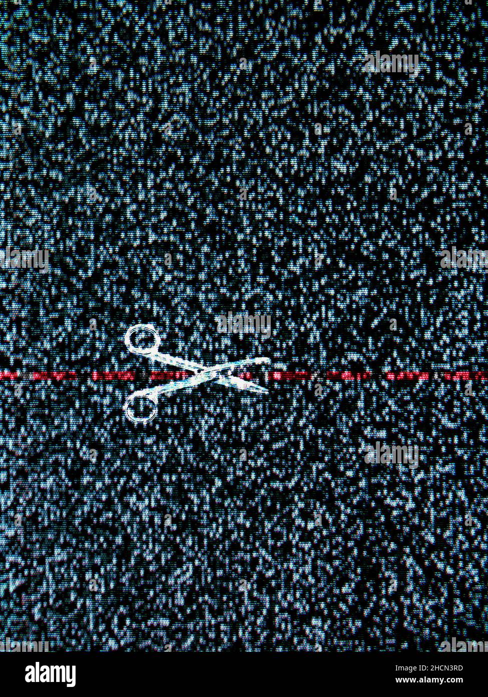 Réduction du bruit.Image conceptuelle avec un graphique de ciseaux sur une ligne rouge pointillée sur un arrière-plan avec un bruit similaire à l'ancien analogique Banque D'Images
