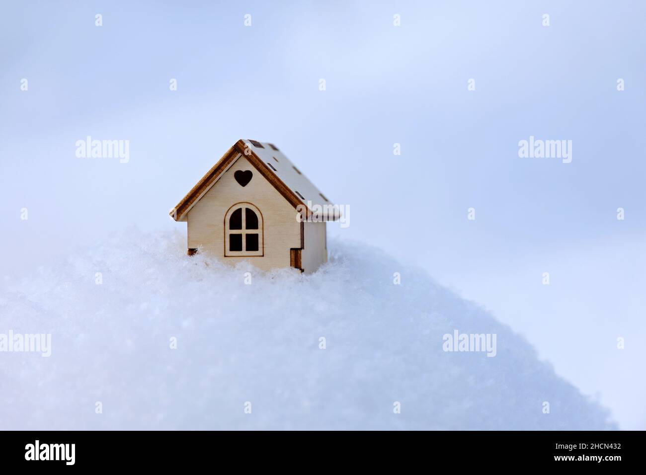 Modèle de maison en bois dans la neige.Concept de chalet de campagne, recherche de logements en hiver, immobilier en zone écologiquement propre Banque D'Images