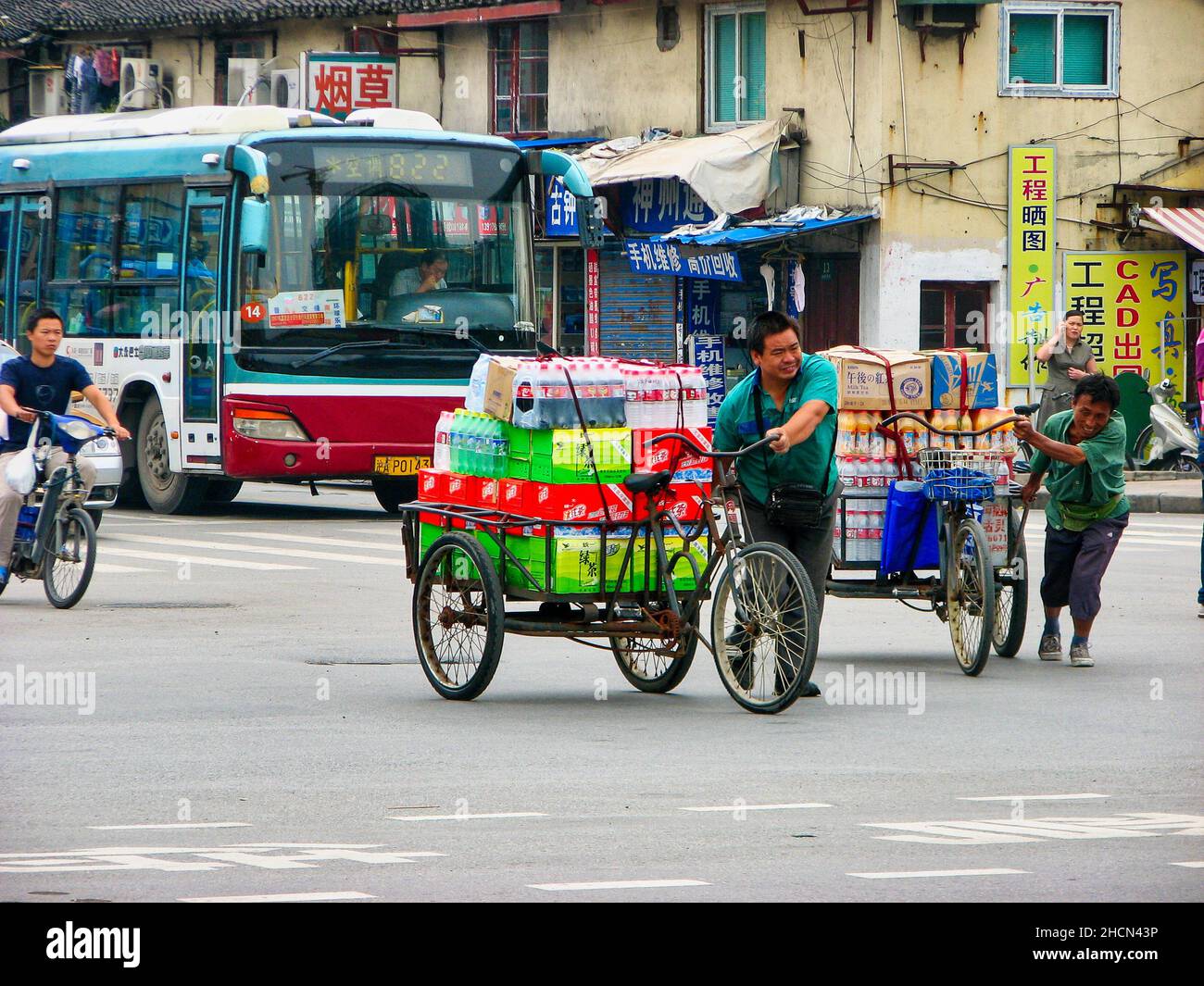 Les Teamsters tirent de lourdes quantités de boissons à travers une intersection à Shanghai Banque D'Images