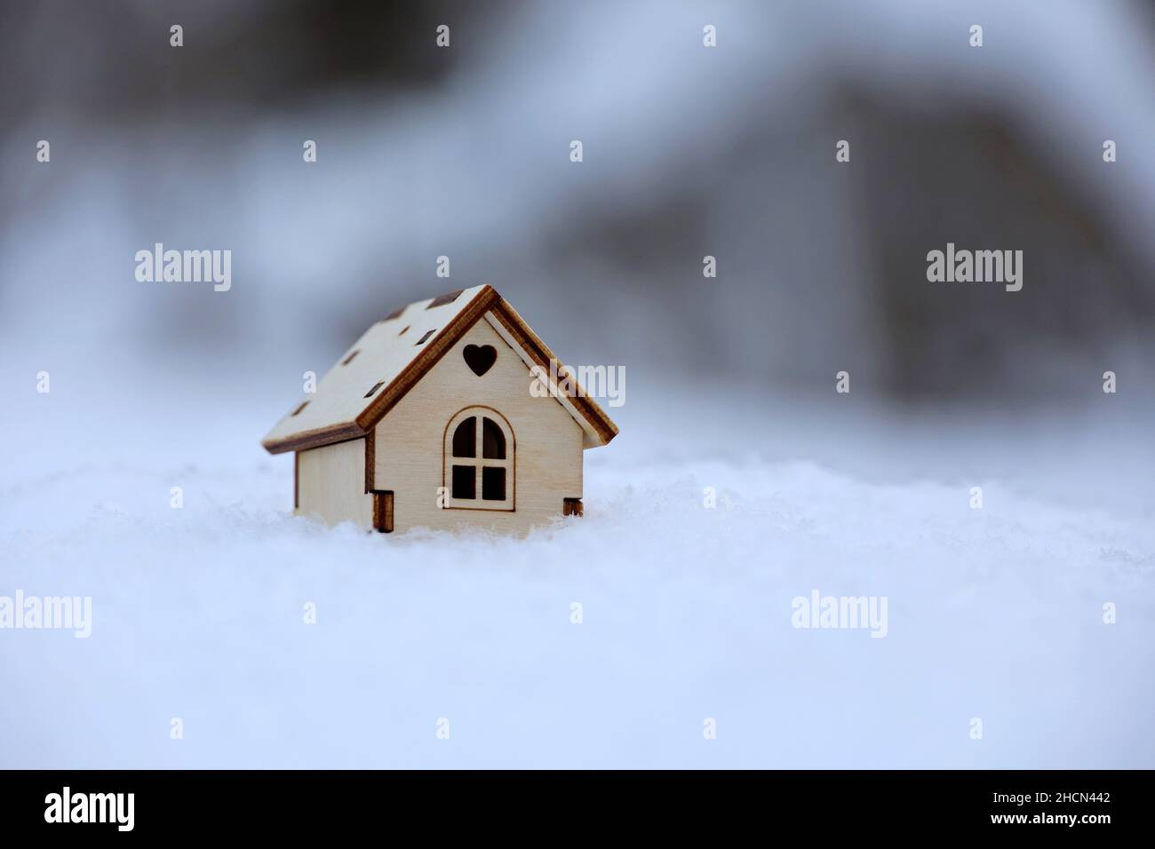 Modèle de maison en bois dans la neige.Concept de chalet de campagne, recherche de logements en hiver, immobilier en zone écologiquement propre Banque D'Images