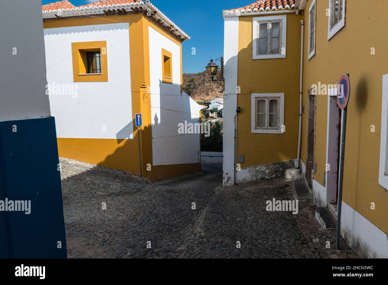 Rue pavée avec maisons colorées dans la ville historique de Mertola, Alentejo, Portugal Banque D'Images