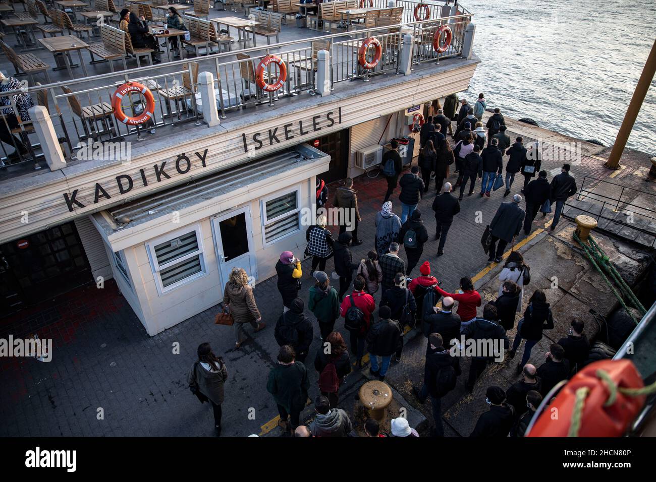 Istanbul, Turquie.30th décembre 2021.Les passagers ont vu descendre des lignes de ferry de la ville à l'approche de la jetée de Kadikoy.Crédit : SOPA Images Limited/Alamy Live News Banque D'Images