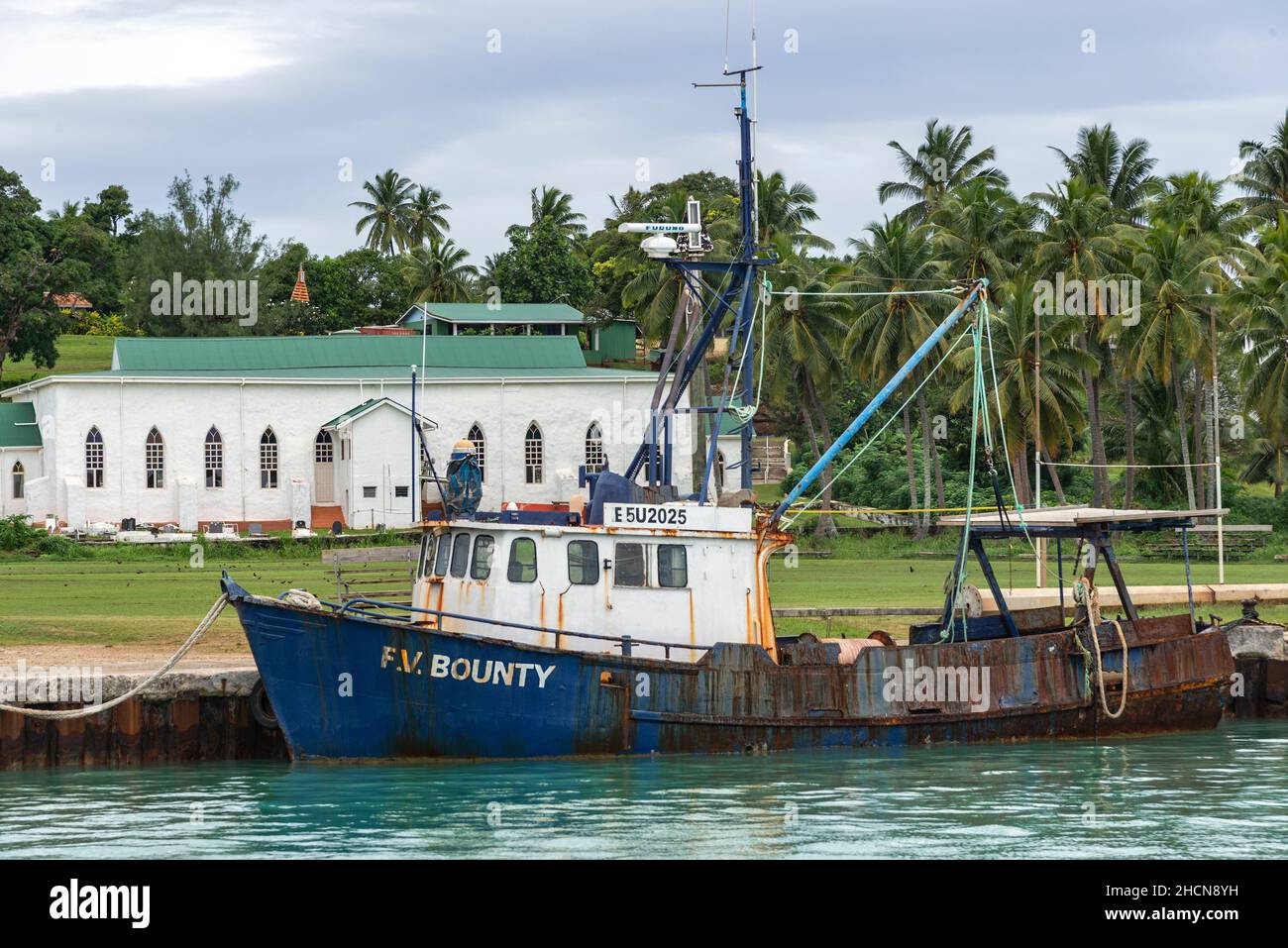 Le petit port sur l'île d'Aitutaki avec l'église chrétienne en arrière-plan, îles Cook, Pacifique Sud Banque D'Images
