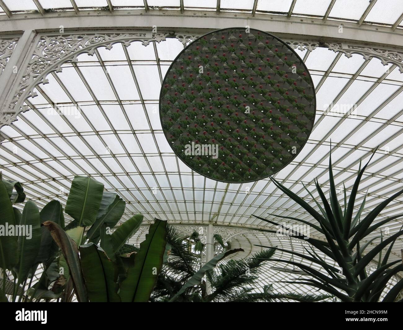 Un miroir circulaire à facettes multiples est suspendu au plafond en verre  dans le salon de verre Kibble Palace des jardins botaniques de Glasgow  Photo Stock - Alamy