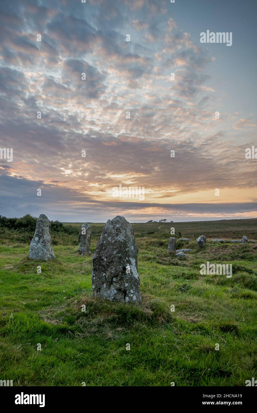 Coucher de soleil sur des pierres debout en granit formant Tregeseal Stone Circle, près de St Just, West Penwith, Cornwall, Royaume-Uni Banque D'Images