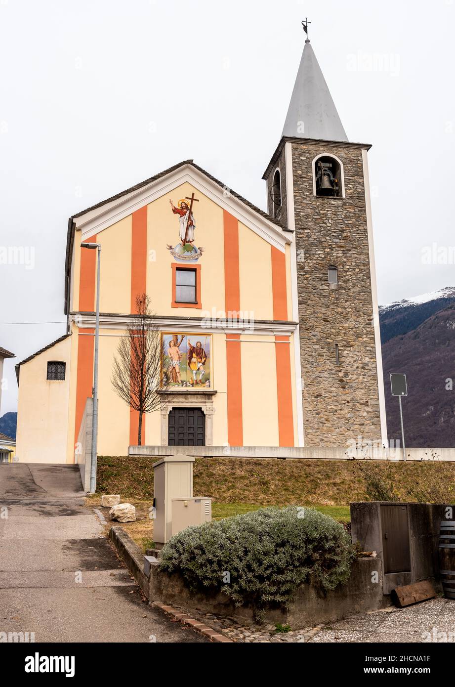 Eglise catholique des Saints Rocco et Sebastiano à Gorduno, district de Bellinzona dans le canton du Tessin en Suisse. Banque D'Images