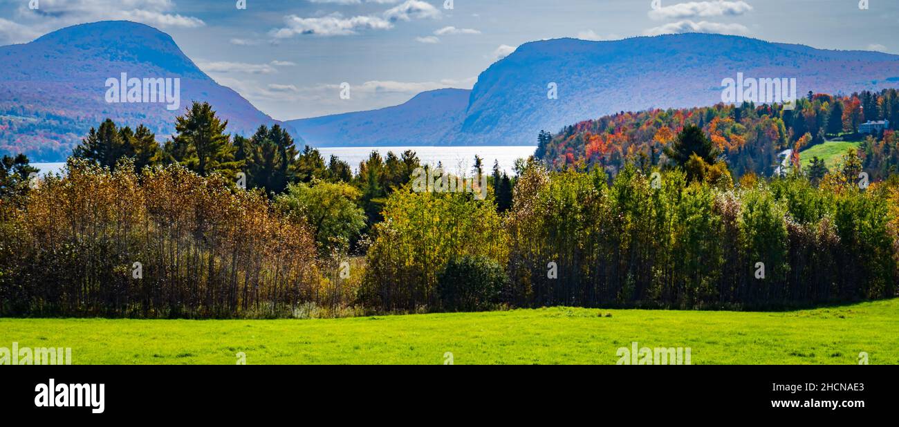 Vue sur le lac Willoughby dans le paysage d'automne Banque D'Images