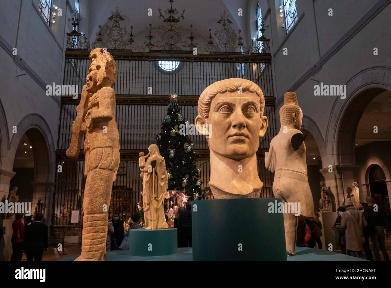 Statues dans la salle de la culture médiévale du Metropolitan Museum of Art, New York, Etats-Unis 2021 Banque D'Images