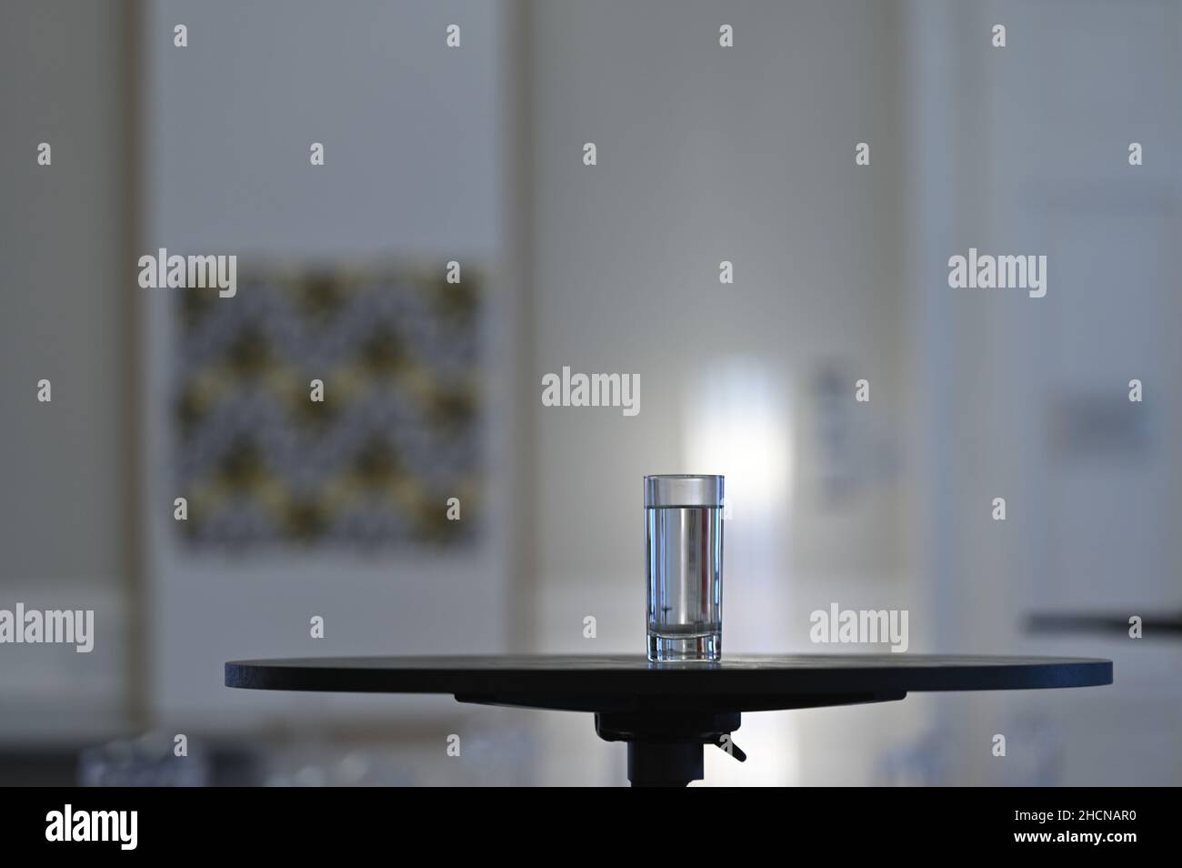 un verre d'eau sur une table Banque D'Images