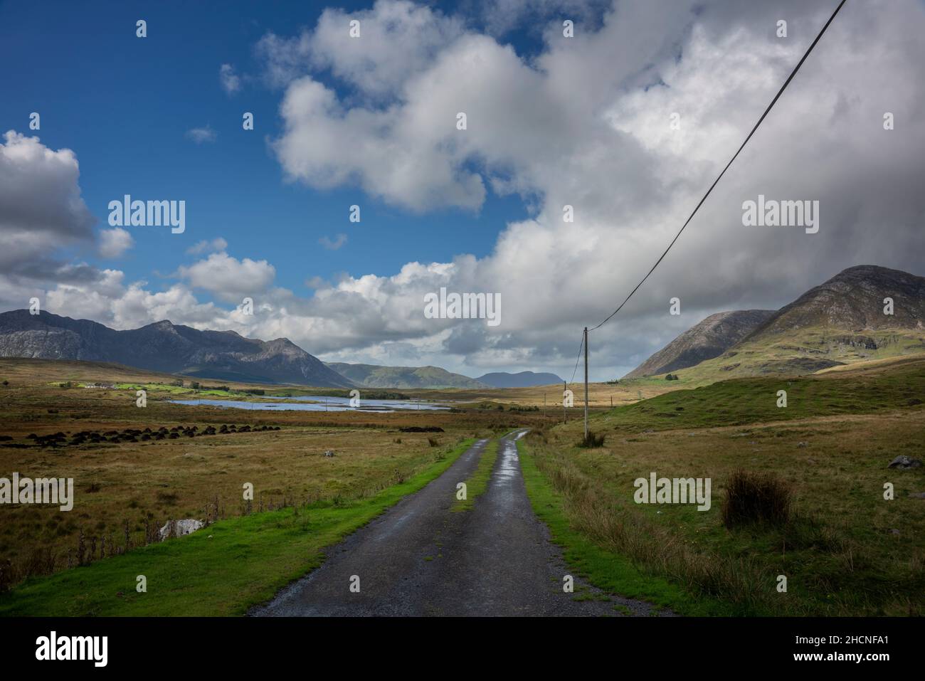 Connemara.La route de Maumeen Pass.Lehanagh Lough au loin. Banque D'Images