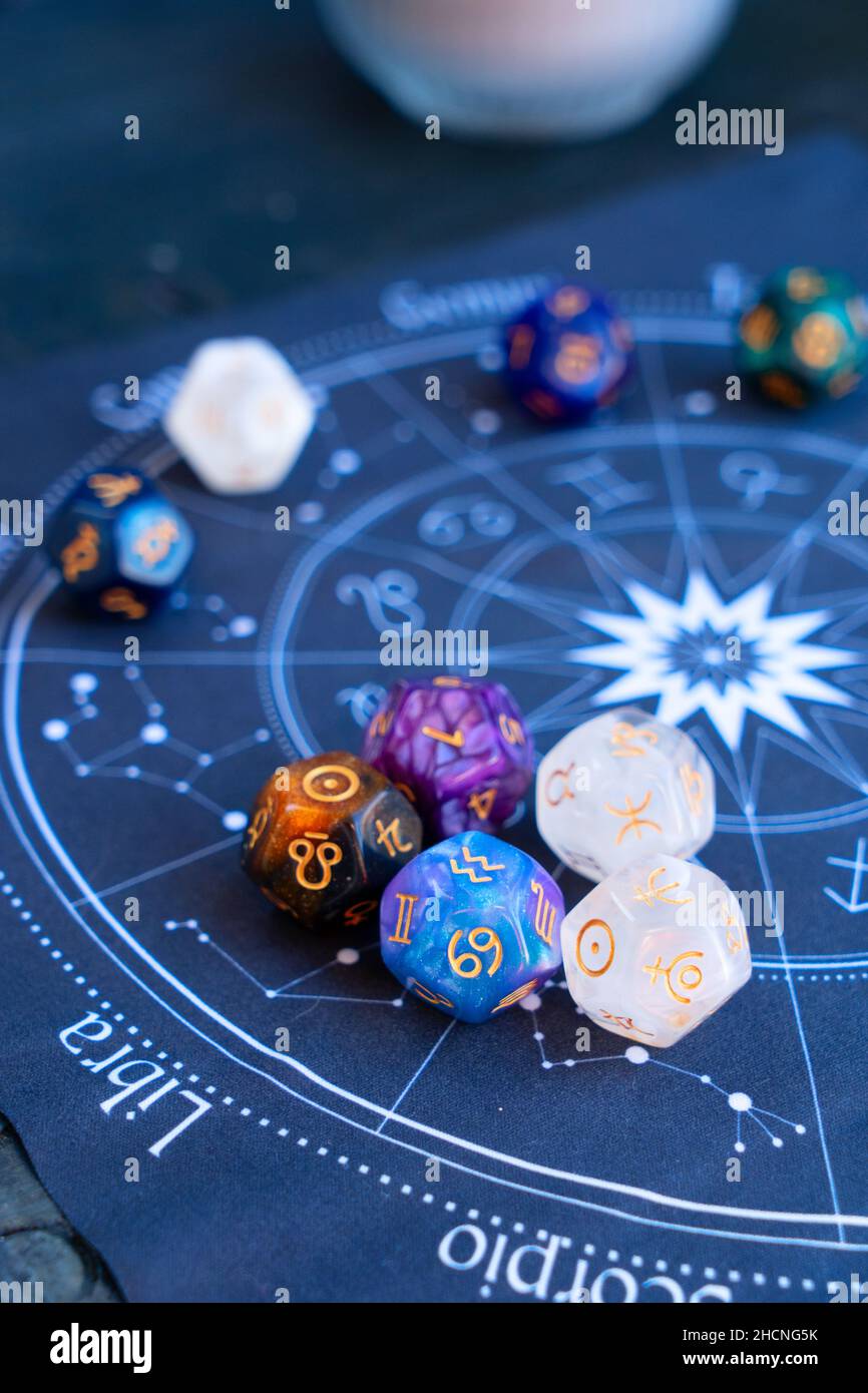 Horoscope de zodiaque avec dés de divination Banque D'Images Horoscope de zodiaque avec dés de divination Banque D'Images