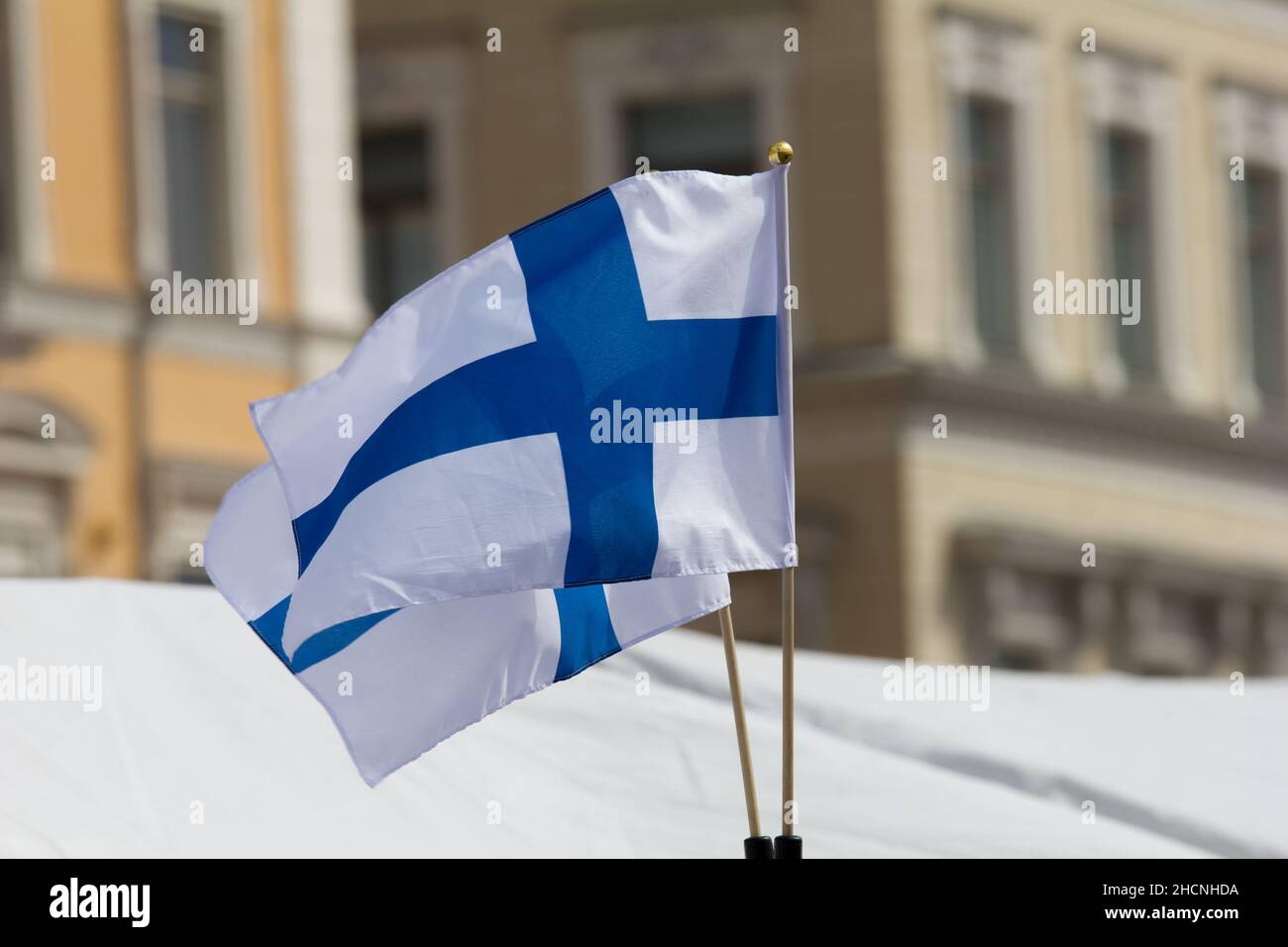 Drapeaux finlandais sur un marché portuaire à Helsinki, Finlande. Banque D'Images