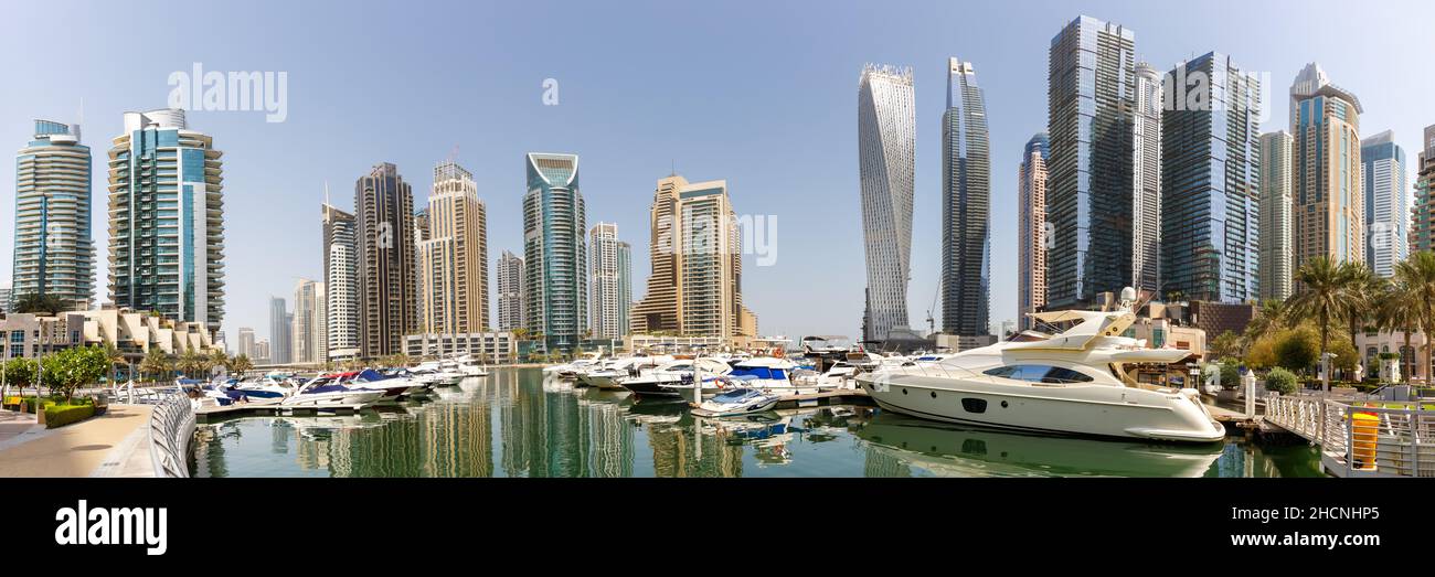 Dubai Marina et Harbour Skyline architecture richesse voyage de luxe aux Émirats Arabes Unis avec des bateaux yacht panorama moderne Banque D'Images