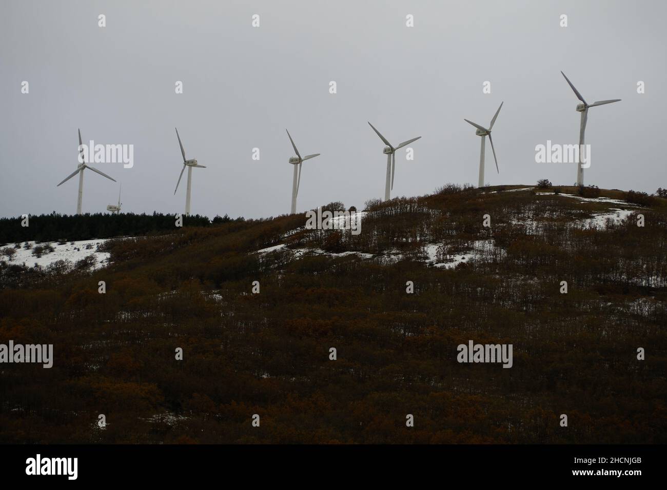 Plusieurs éoliennes éoliennes électriques ou éoliennes à vent sur une montagne enneigée Banque D'Images