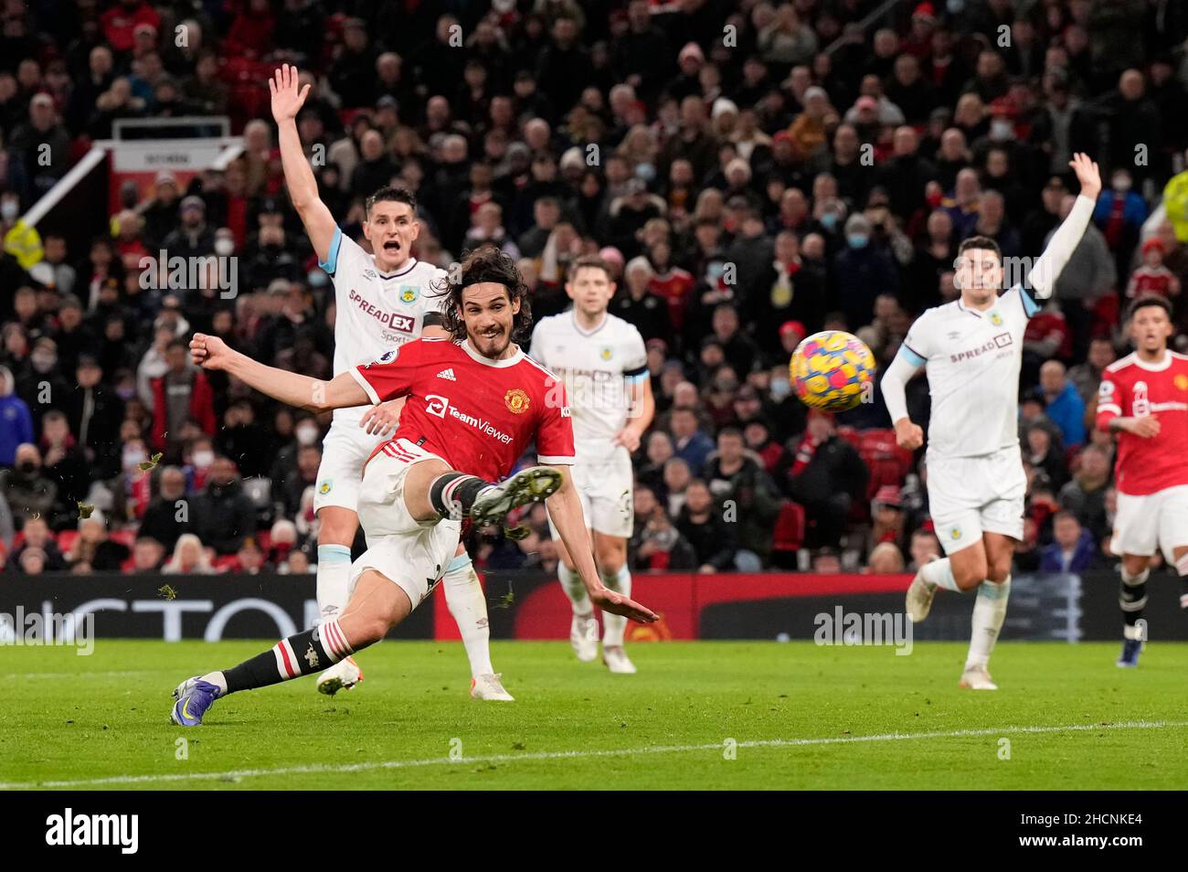 Manchester, Angleterre, 29th décembre 2021.Edinson Cavani de Manchester United volleys dans un tir sauvé par Wayne Hennessey de Burnley à point blanc pendant le match de la Premier League à Old Trafford, Manchester.Le crédit photo devrait se lire: Andrew Yates / Sportimage Banque D'Images