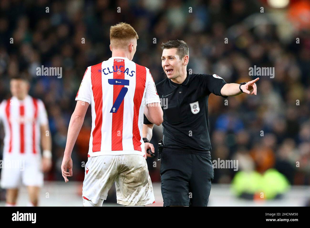 Stoke on Trent, Royaume-Uni.30th décembre 2021.L'arbitre Matthew Donohue parle avec Sam Clucas de Stoke City.EFL Skybet Championship Match, Stoke City v Derby County, au stade Bet365 de Stoke on Trent, le jeudi 30th décembre 2021. Cette image ne peut être utilisée qu'à des fins éditoriales.Utilisation éditoriale uniquement, licence requise pour une utilisation commerciale.Aucune utilisation dans les Paris, les jeux ou les publications d'un seul club/ligue/joueur.pic par Chris Stading/Andrew Orchard sports Photography/Alamy Live News crédit: Andrew Orchard sports Photography/Alamy Live News Banque D'Images