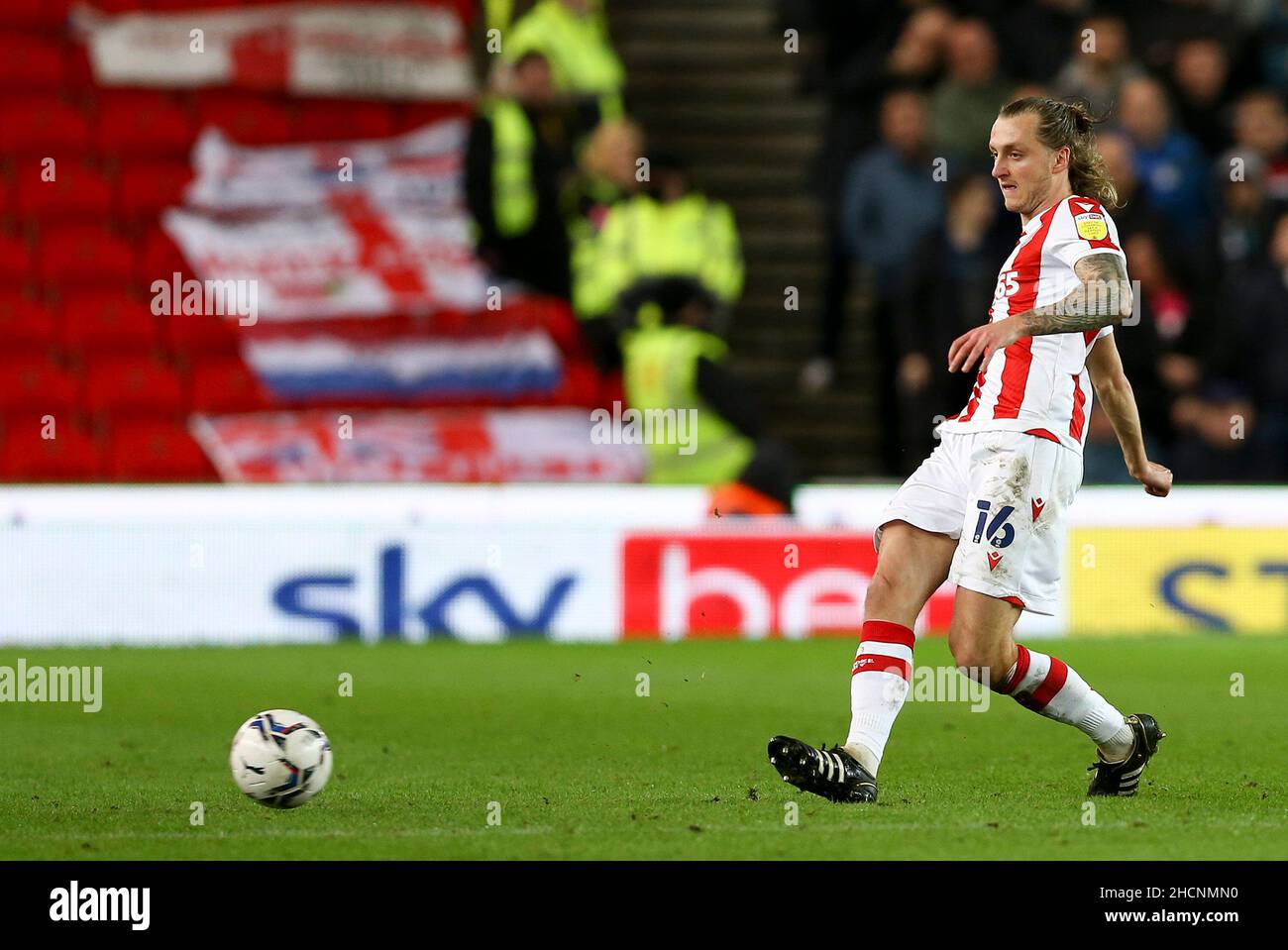 Stoke on Trent, Royaume-Uni.30th décembre 2021.Ben Wilmot de Stoke City en action.EFL Skybet Championship Match, Stoke City v Derby County, au stade Bet365 de Stoke on Trent, le jeudi 30th décembre 2021. Cette image ne peut être utilisée qu'à des fins éditoriales.Utilisation éditoriale uniquement, licence requise pour une utilisation commerciale.Aucune utilisation dans les Paris, les jeux ou les publications d'un seul club/ligue/joueur.pic par Chris Stading/Andrew Orchard sports Photography/Alamy Live News crédit: Andrew Orchard sports Photography/Alamy Live News Banque D'Images