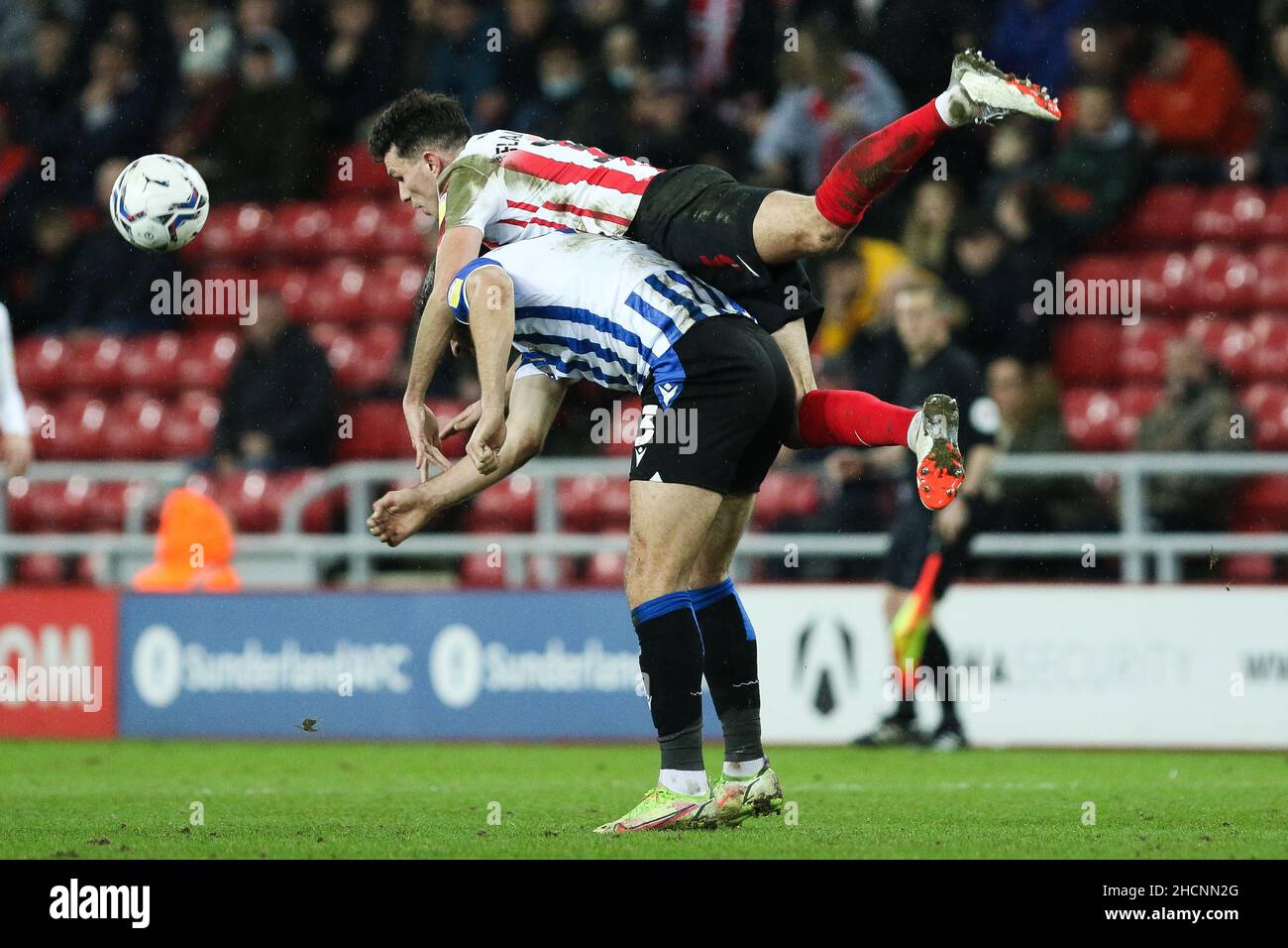 SUNDERLAND, GBR.DÉC 30th Callum Paterson de Sheffield mercredi et Tom Flanagan de Sunderland en action pendant le match Sky Bet League 1 entre Sunderland et Sheffield mercredi au Stade de Light, Sunderland, le jeudi 30th décembre 2021.(Crédit : will Matthews | MI News) crédit : MI News & Sport /Alay Live News Banque D'Images