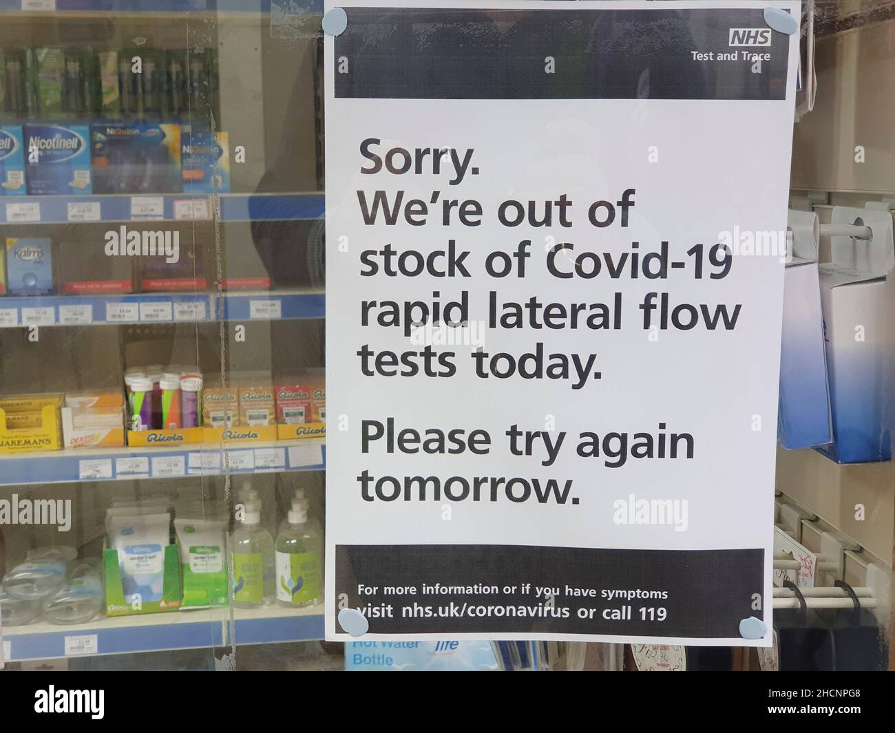 Londres, Royaume-Uni, 30 décembre 2021 : un panneau de pharmacie à Brixton indique qu'aucun kit de test de débit latéral rapide n'est disponible.Il y a une pénurie nationale de tests de débit latéral et le gouvernement va devoir limiter les approvisionnements.Beaucoup de gens espèrent faire un test avant de partir le nouvel an et sans tests disponibles, il y a un risque supplémentaire de propagation du coronavirus omicron.Anna Watson/Alay Live News Banque D'Images
