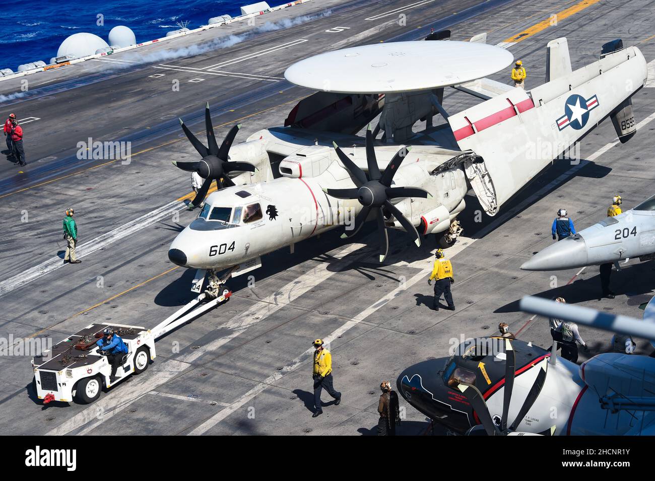 211229-N-EE352-1146 MER DES PHILIPPINES (DÉC29, 2021) un E-2D Advanced Hawkeye, affecté à l'escadron d'alerte précoce aéroporté du transporteur « Black Eagles » (VAW) 113, traverse le pont de vol du porte-avions de la classe Nimitz USS Carl Vinson (CVN 70), le 29 décembre 2021.Carl Vinson Carrier Strike Group est en cours de déploiement prévu dans la zone d'exploitation de la flotte américaine 7th afin d'améliorer l'interopérabilité par le biais d'alliances et de partenariats tout en servant de force de réponse prête à l'emploi pour soutenir une région Indo-Pacifique libre et ouverte.(É.-U.Photo marine par le Matelot de 1re classe Leon Vonguyen) Banque D'Images