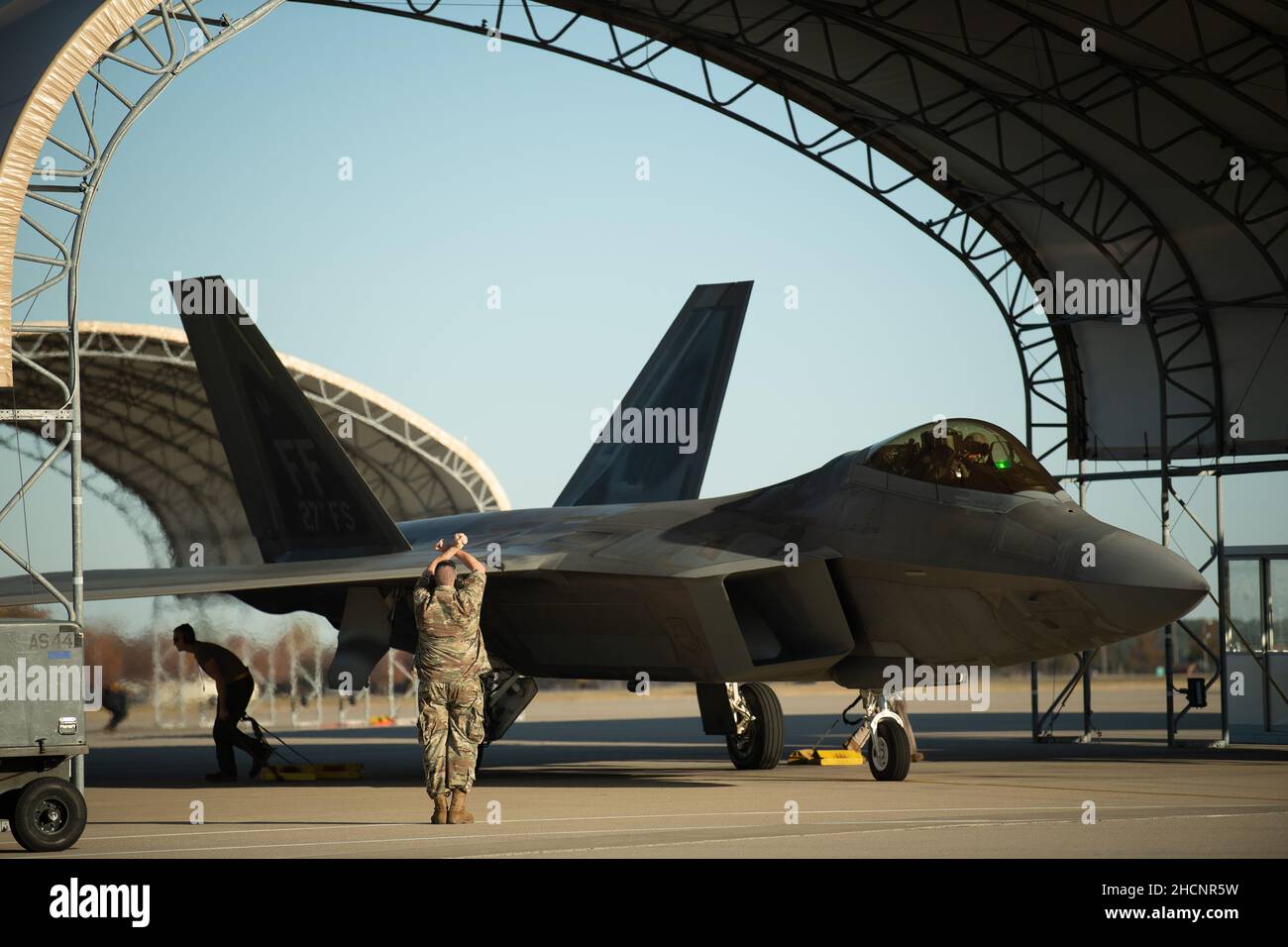 Le colonel Daniel Potas, pilote instructeur de l'escadron de combat 149th et conseiller de la Garde nationale aérienne auprès de l'inspecteur général du Commandement de combat aérien, effectue son vol fini le 3 décembre 2021, à la base interarmées Langley-Eustis, en Virginie.En tant que dernier pilote de chasse de l'ANG de Virginie actuellement en service depuis l'ère Fighting Falcon F-16, Pocas a volé le F-22 Raptor dans son dernier vol qui a bouté une carrière de 30 ans de l'Armée de l'Air.(É.-U.Photo de la Garde nationale aérienne par le sergent d'état-major.Bryan Myhr) Banque D'Images