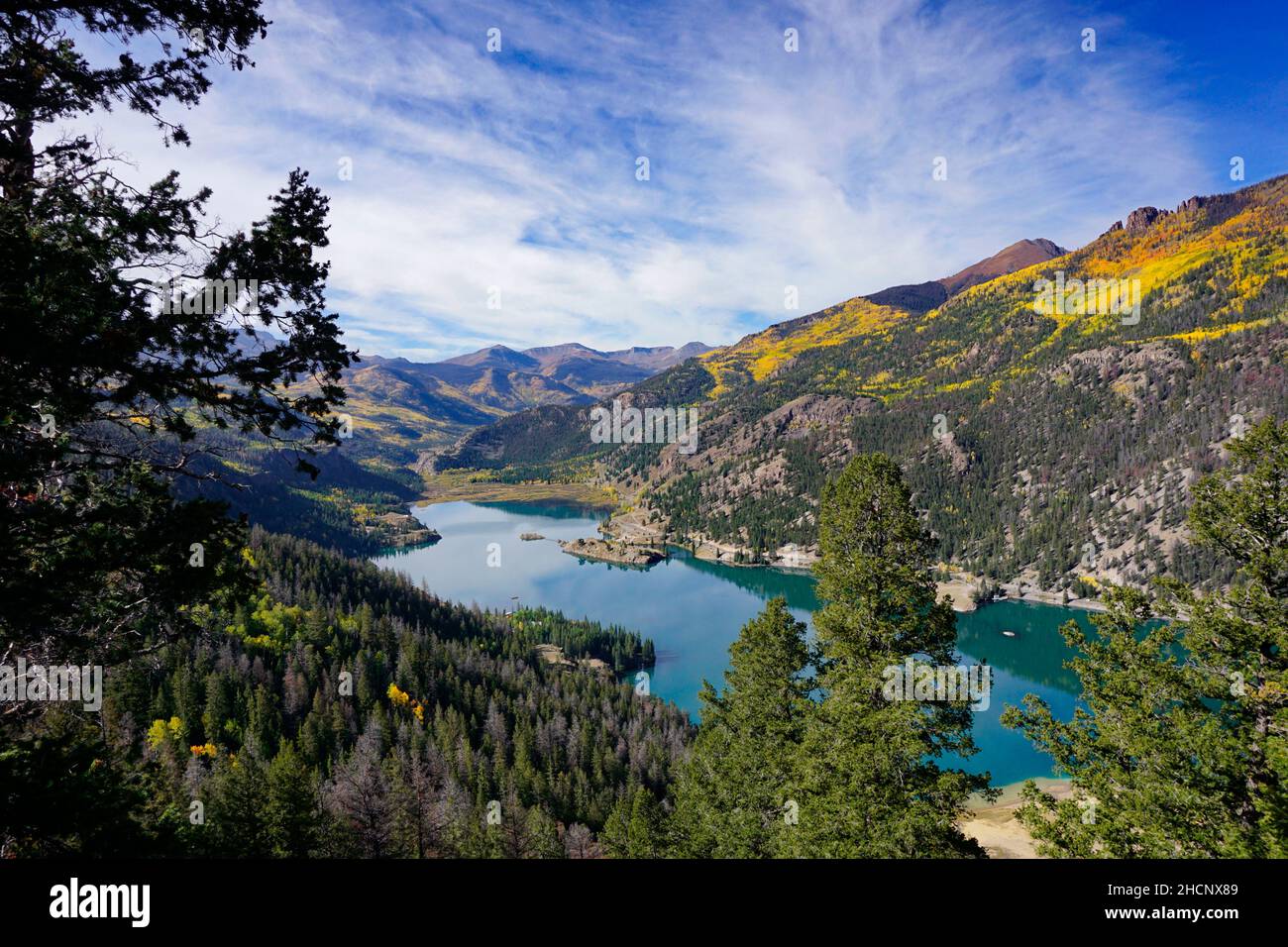 Vue d'automne sur le lac San Cristobal dans le Colorado Banque D'Images