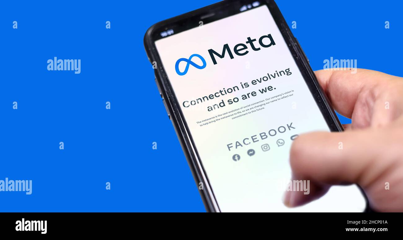 Menlo Park, CA, Etats-Unis, octobre 28 2021: Main tenant un téléphone avec l'application mobile Meta sur l'écran sur fond bleu.Meta est une société de technologie t Banque D'Images