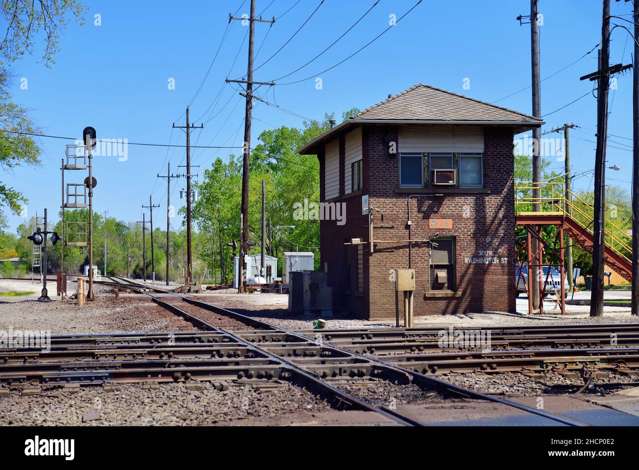 West Chicago, Illinois, États-Unis.Une tour de contrôle de chemin de fer protégeant un point de passage au diamant où deux chemins de fer traversent les voies de l'autre. Banque D'Images