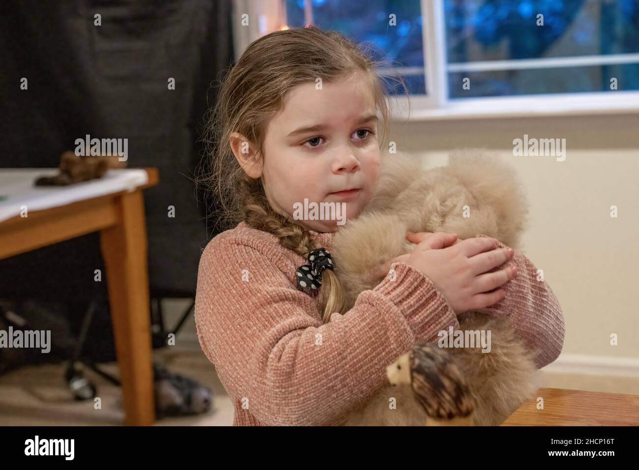 Issaquah, Washington, États-Unis.fille de 5 ans embrassant un ours en peluche.(M.) Banque D'Images