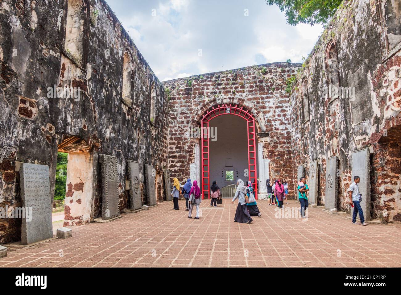 MALACCA, MALAYASIA - 19 MARS 2018 : les gens visitent la ruine de l'église St Paul à Malacca Melaka, Malaisie Banque D'Images