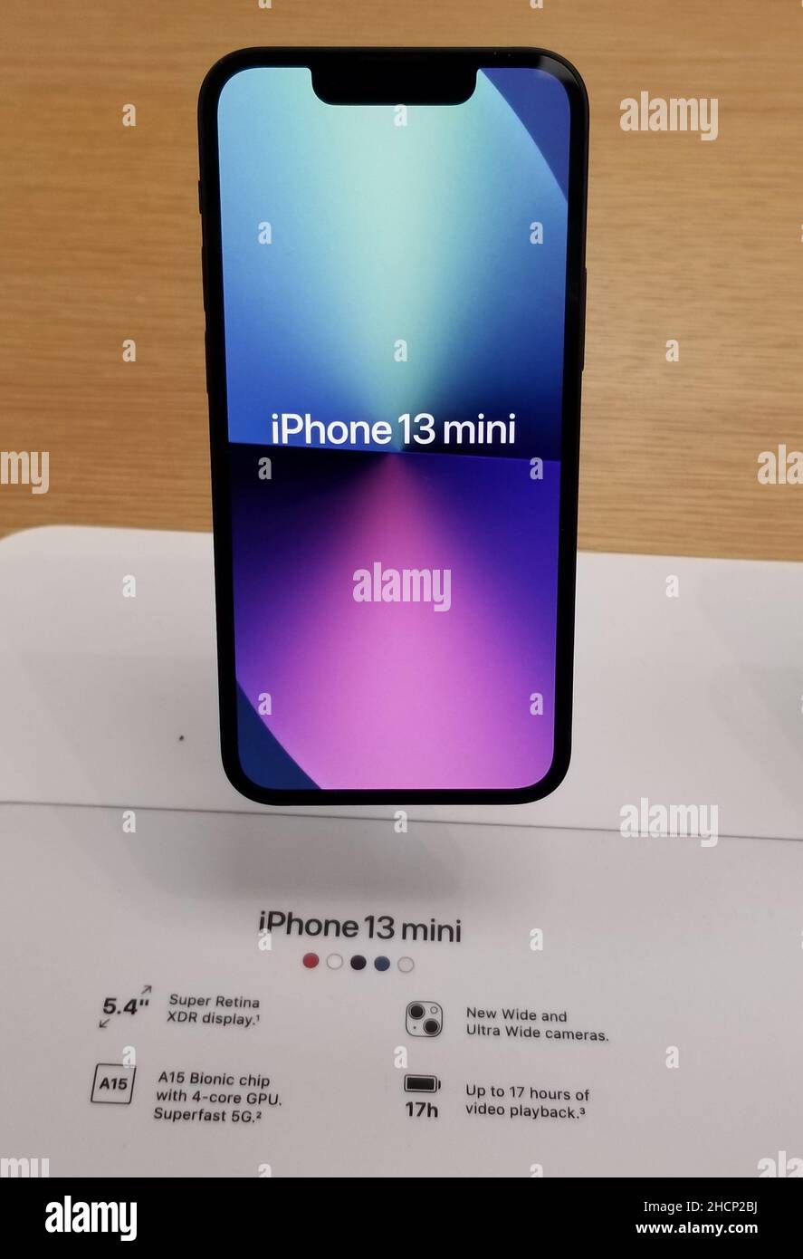 Delaware, U.S.A - 17 décembre 2021 - le bel écran de l'iPhone 13 Mini Banque D'Images