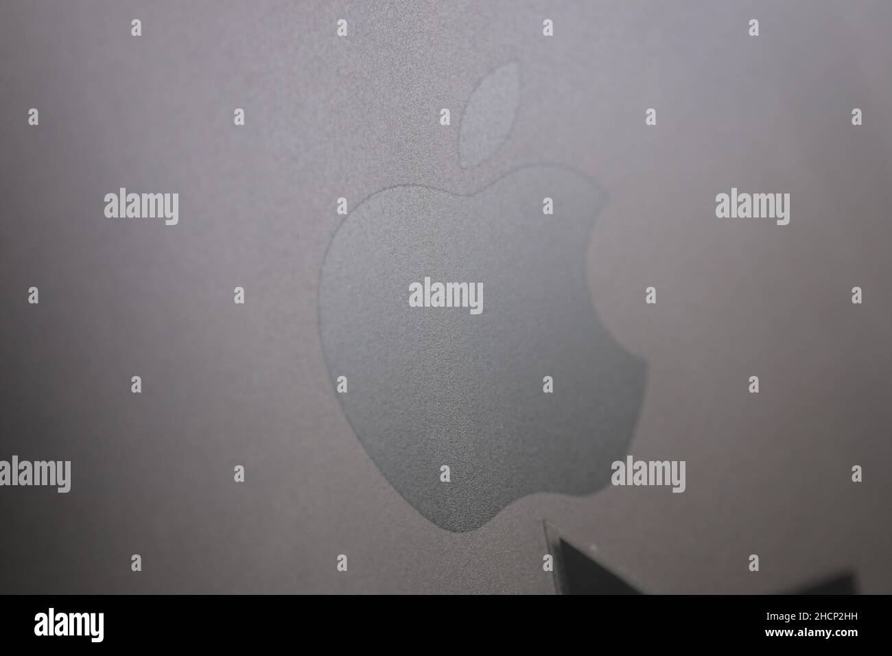 Surabaya, Indonésie - 15 décembre 2021 : Focus sélectif, gros plan du MacBook Pro écrivant sur un appareil Apple Banque D'Images