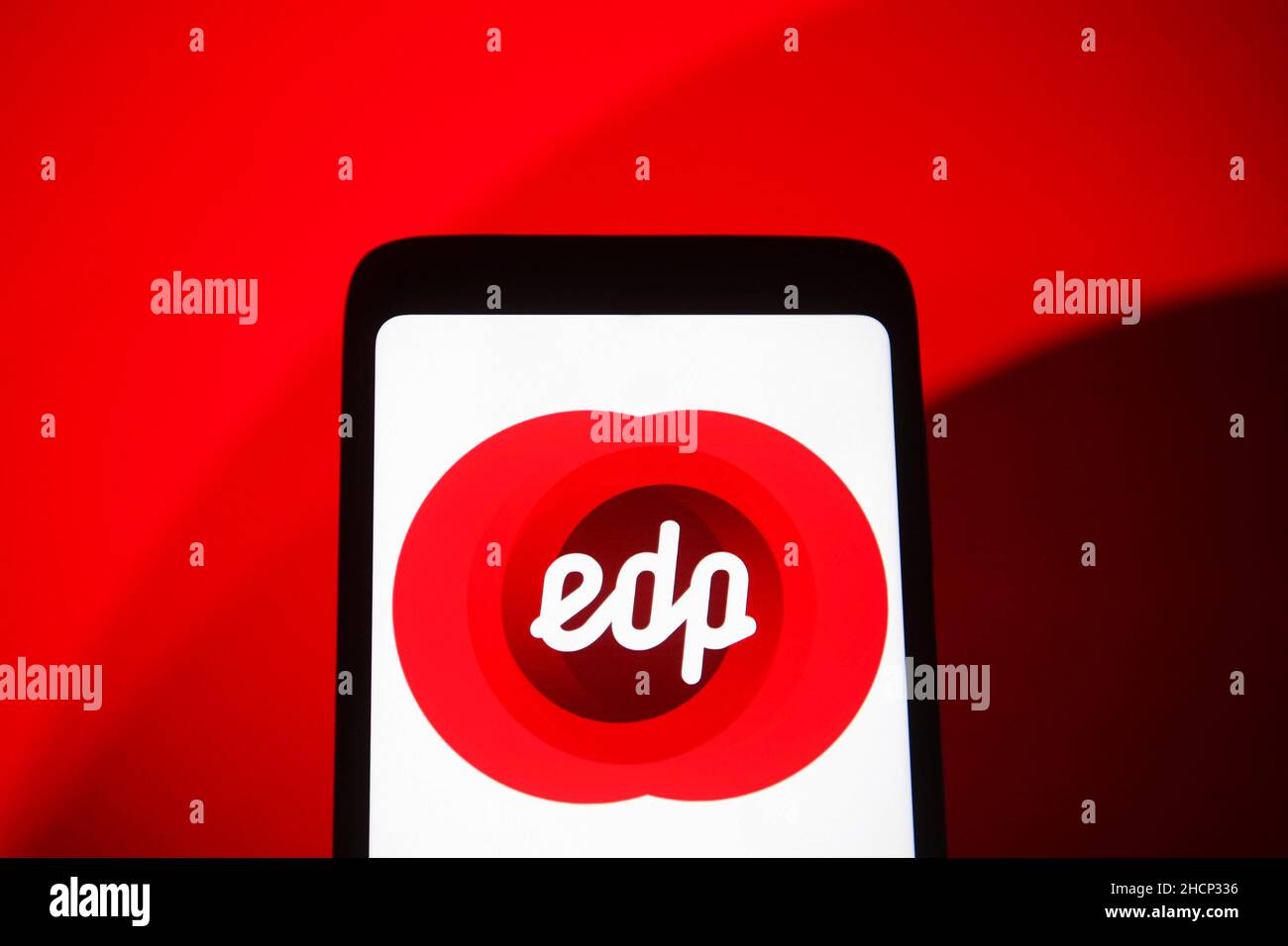 Ukraine.30th décembre 2021.Dans cette illustration, un logo EDP - Energias de Portugal, S.A. apparaît sur l'écran d'un smartphone.Crédit : SOPA Images Limited/Alamy Live News Banque D'Images