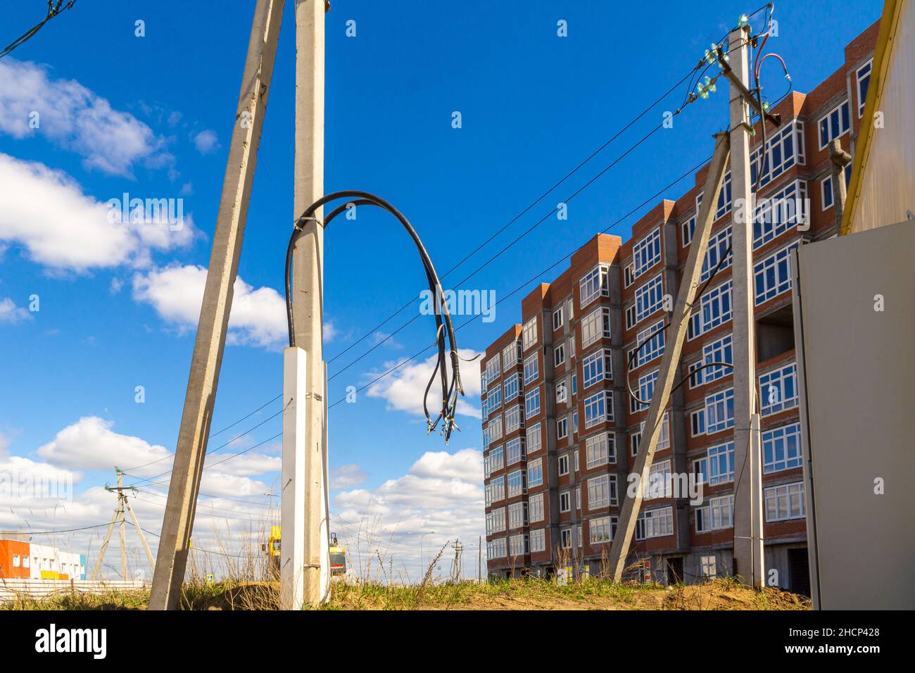 Alimentation d'un site de construction, pose d'un câble protégé temporaire et connexion d'une ligne de câble plafonnier à un transformateur temporaire, sélectif FO Banque D'Images