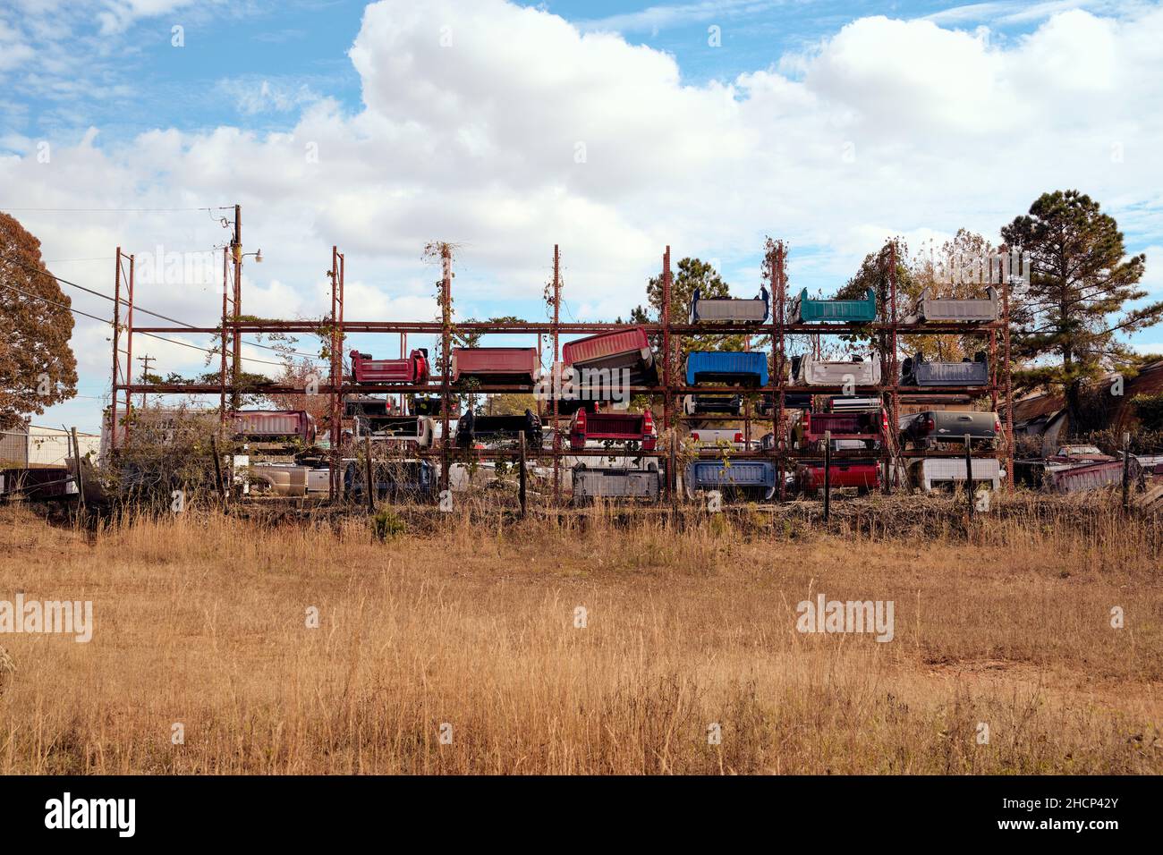 Vieux lits de pick-up empilés dans une cour de pièces de voiture d'occasion ou un chantier de junkyard dans la campagne Alabama, États-Unis. Banque D'Images