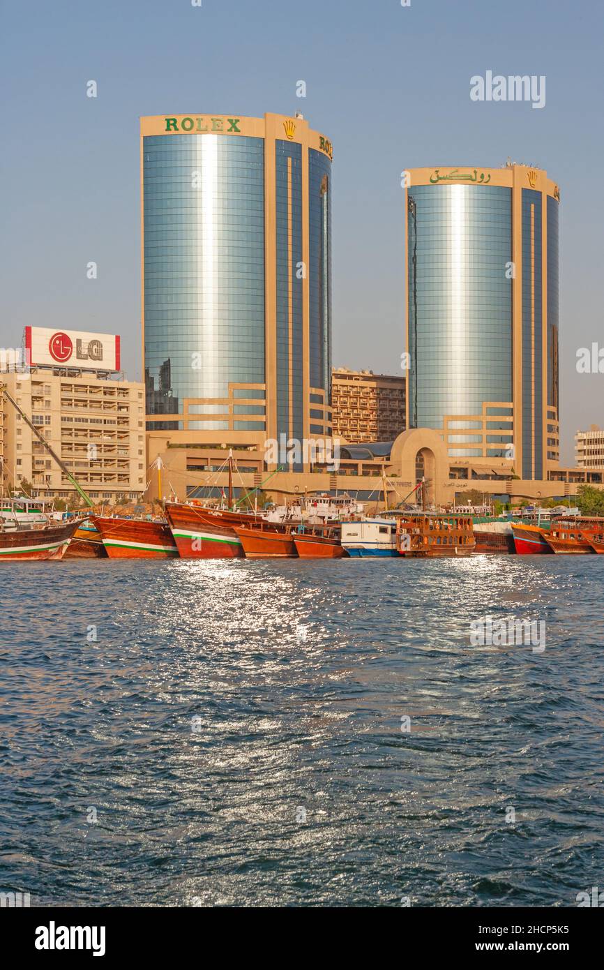 Face à la crique de Dubaï, les Tours jumelles Deira sont un établissement historique sur la ligne d'horizon de Dubaï qui a résisté à l'épreuve du temps. Banque D'Images