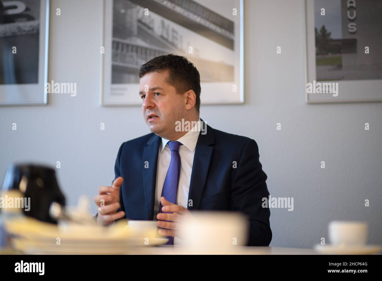 Magdebourg, Allemagne.17th décembre 2021.Sven Schulze (CDU), ministre de l'économie, du tourisme, de l'agriculture et des forêts de Saxe-Anhalt lors d'un entretien avec l'Agence de presse allemande.Credit: Klaus-Dietmar Gabbert/dpa-Zentralbild/dpa/Alay Live News Banque D'Images