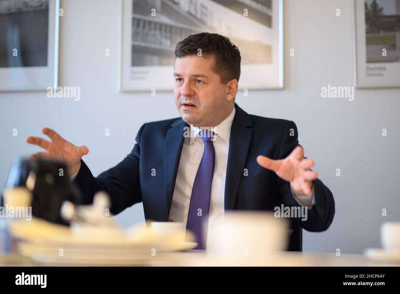 Magdebourg, Allemagne.17th décembre 2021.Sven Schulze (CDU), ministre de l'économie, du tourisme, de l'agriculture et des forêts de Saxe-Anhalt lors d'un entretien avec la Deutsche presse-Agentur.De son point de vue, la promotion de l'agriculture biologique à l'échelle des dernières années n'est pas financièrement durable à long terme.Credit: Klaus-Dietmar Gabbert/dpa-Zentralbild/dpa/Alay Live News Banque D'Images