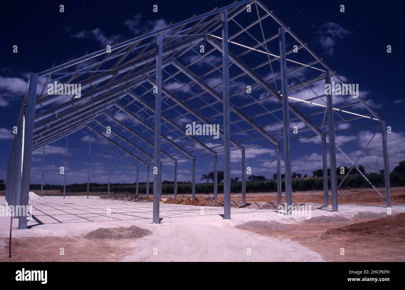 CHARPENTE EN ACIER DANS LA CONSTRUCTION D'UN GRAND ENTREPOIS INDUSTRIEL, ADELAIDE, AUSTRALIE-MERIDIONALE Banque D'Images