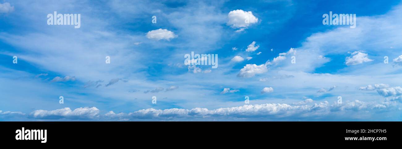 Photo panoramique du ciel bleu et des nuages blancs pour la nature concept de fonds Banque D'Images