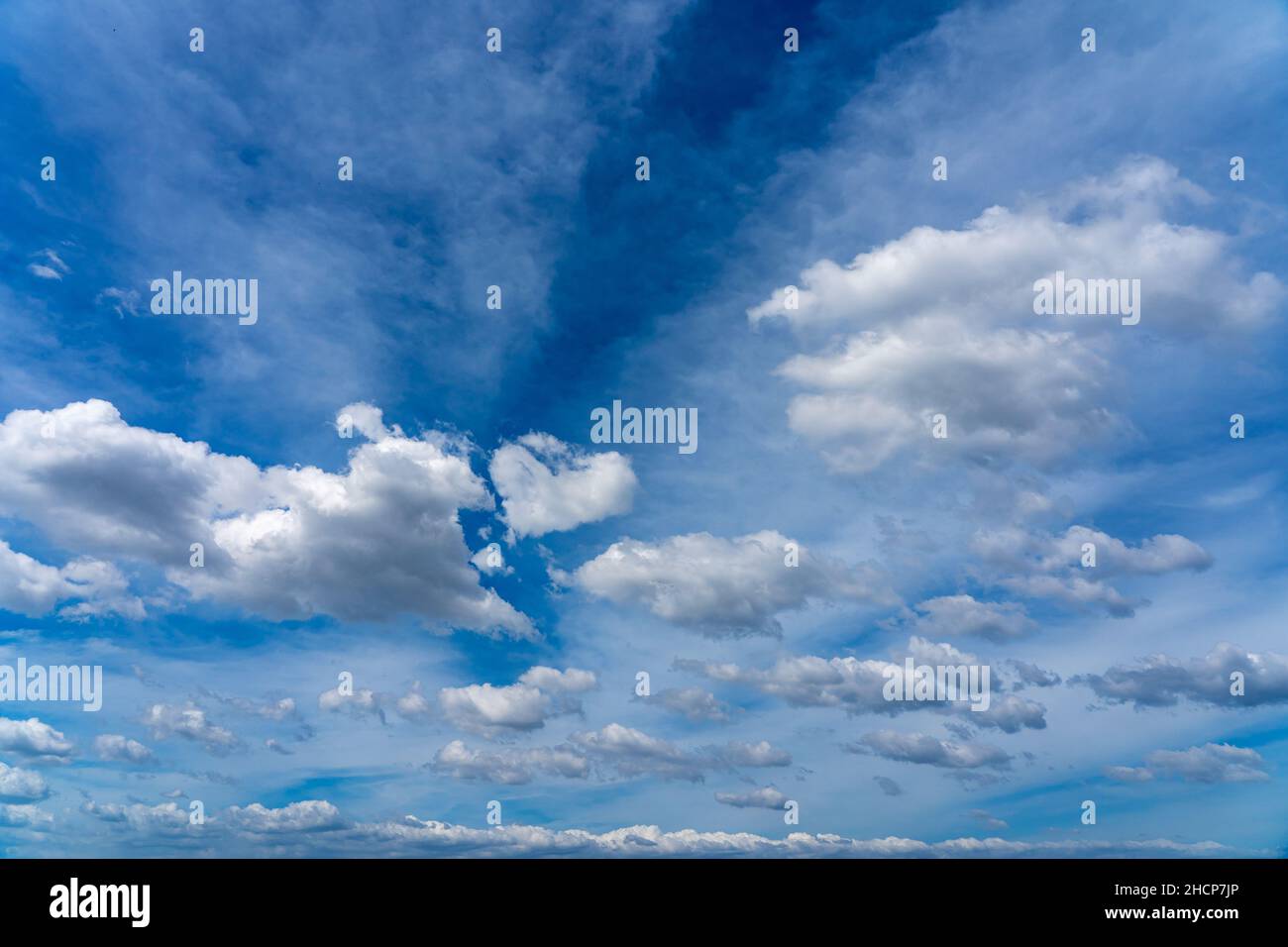 Beaucoup de nuages blancs flottant sur le ciel bleu Banque D'Images